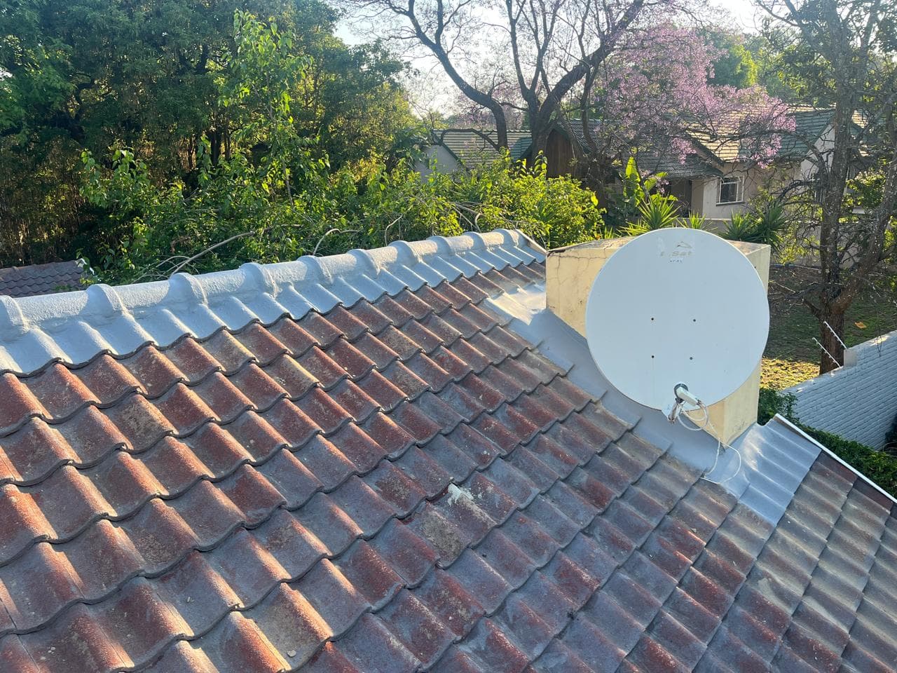 Roof ridge waterproofed with a uniform grey membrane